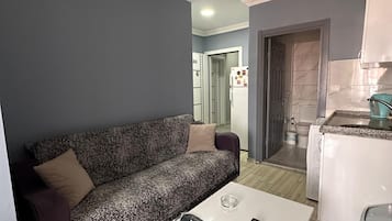 Suite estándar | Espacio para trabajar con laptop y cortinas blackout