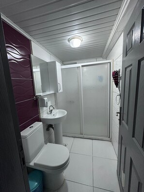 Shower, rainfall showerhead, hair dryer, slippers - UMK Pansiyon (Usak)