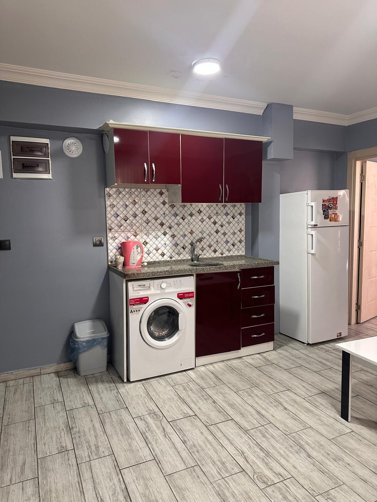 Suite familiar | Cocina privada | Refrigerador con congelador, parrilla de estufa y utensilios de cocina 