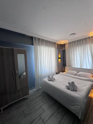 Family Suite | Ruang kerja komputer riba, langsir/tirai gelap terus 