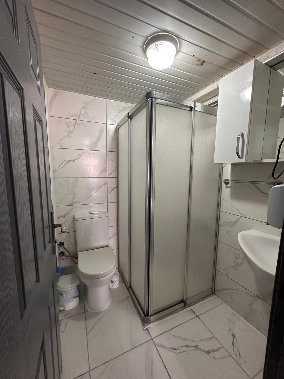 Superior Suite | Bathroom | Shower, rainfall showerhead, hair dryer, slippers