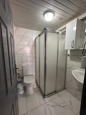 Suite Supérieure | Salle de bain | Douche, douche à « effet pluie », sèche-cheveux, chaussons