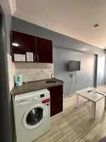 Suíte standard | Cozinha privada | Geladeira grande, cooktop, talheres/pratos/utensílios de cozinha