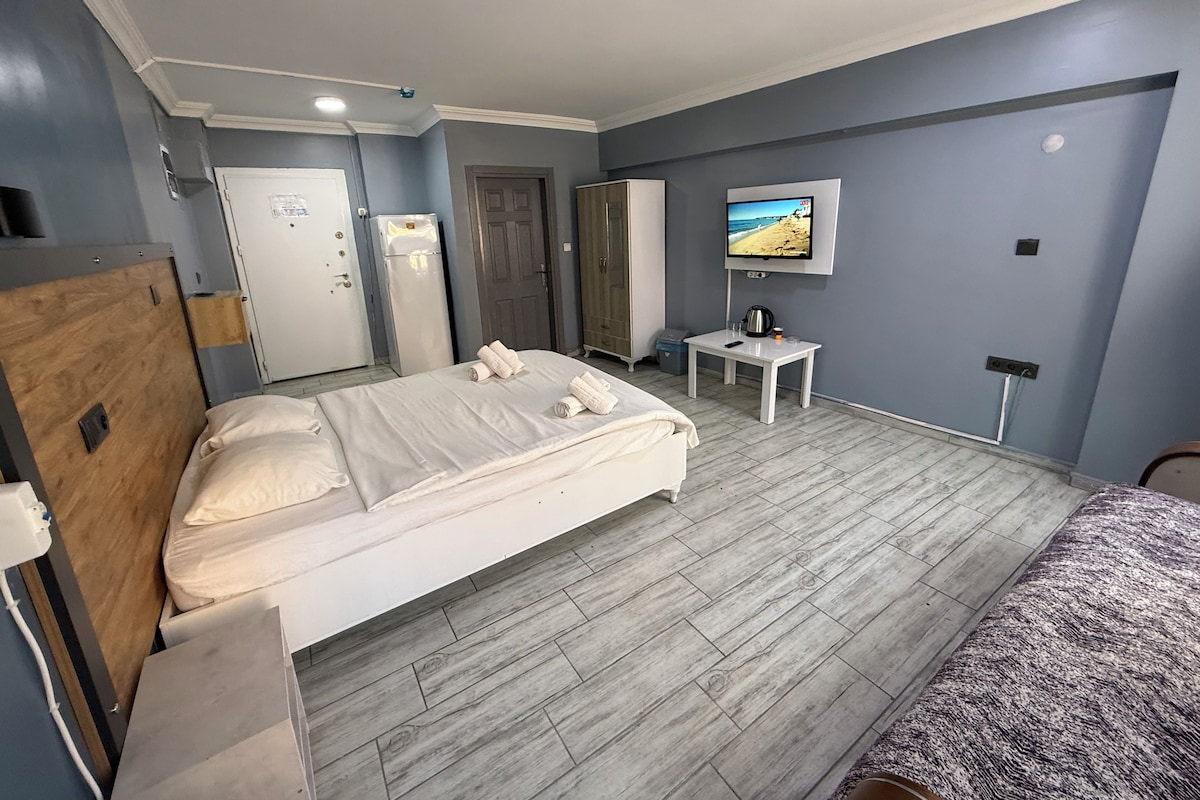 Economy Suite | Laptop workspace, blackout drapes, iron/ironing board (on request)