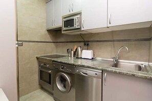 Een koelkast, een magnetron, een oven, een koffiezetapparaat/waterkoker