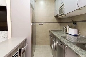 Geladeira, micro-ondas, fogão, cafeteira/chaleira