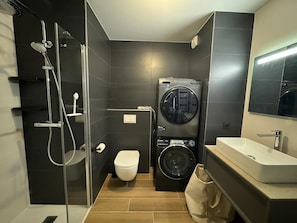 Douche, sĂšche-cheveux, papier toilette