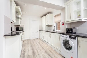 冰箱、微波炉、烤箱、炉灶