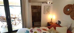3 Schlafzimmer, Schreibtisch, Bügeleisen/Bügelbrett, Reisekinderbett