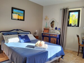 3 chambres, bureau, fer et planche à repasser, lit parapluie