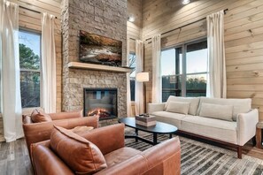 Televisio, takka, työhuone