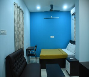 Egyptian cotton sheets, premium bedding, desk, soundproofing - Thendral Park Inn (Viluppuram)