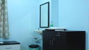 Executive Room | Egyptian cotton sheets, premium bedding, desk, soundproofing