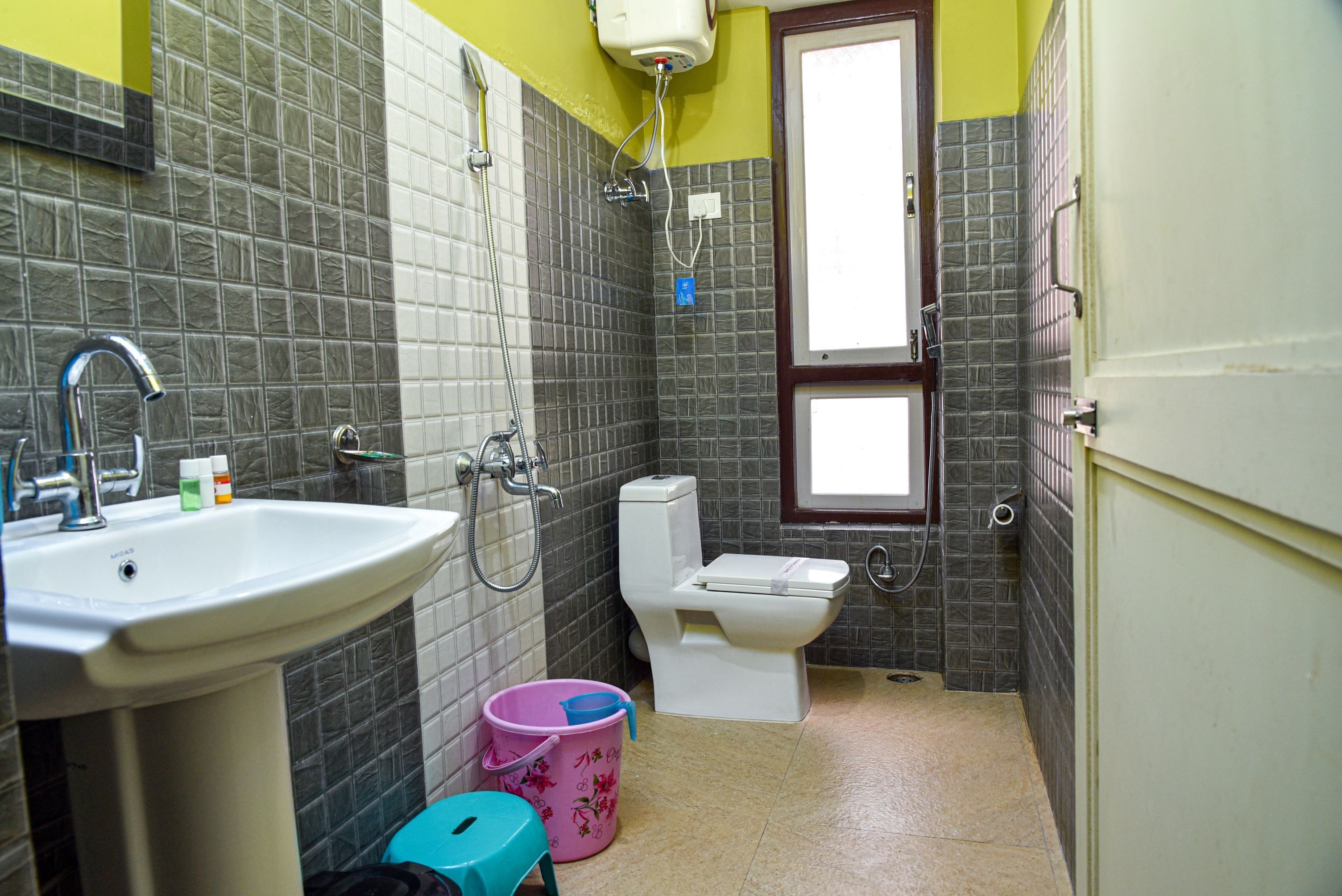 Un baño pequeño con lavamanos, inodoro y ducha.
