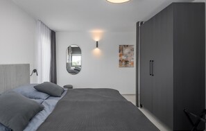 4 bedrooms, travel cot, free WiFi, bed sheets - Pet friendly home in Tar (Tar)