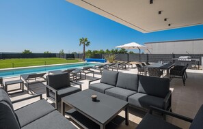 Outdoor dining - Pet friendly home in Tar (Tar)