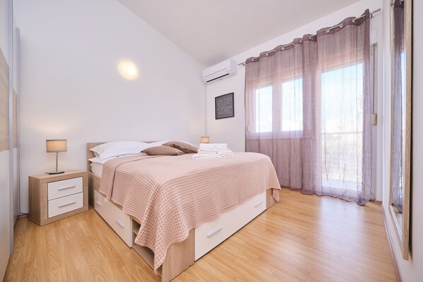 Apartment | 2 bedrooms, iron/ironing board, free WiFi, bed sheets
