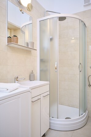 Appartement | Salle de bain | Séchoir à cheveux, serviettes fournies
