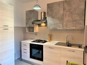 Ofen, Herdplatte, Geschirrspüler, Wasserkocher mit Kaffee-/Teezubehör