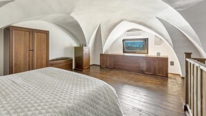 A bedroom with a large bed, wooden wardrobe, and a dresser. The room has an arched ceiling and a window with a painting. - 3775 Villetta Mora by Barbarhouse (Nardò)