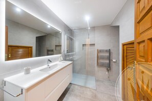 Ducha, secador de pelo y toallas
