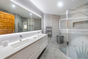 Shower, hair dryer, towels - La Manga Club El Rancho Townhouse 513 (Atamaría)