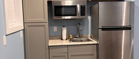 Een koelkast, een microgolfoven