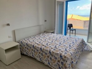 2 bedrooms, travel cot, free WiFi, bed sheets