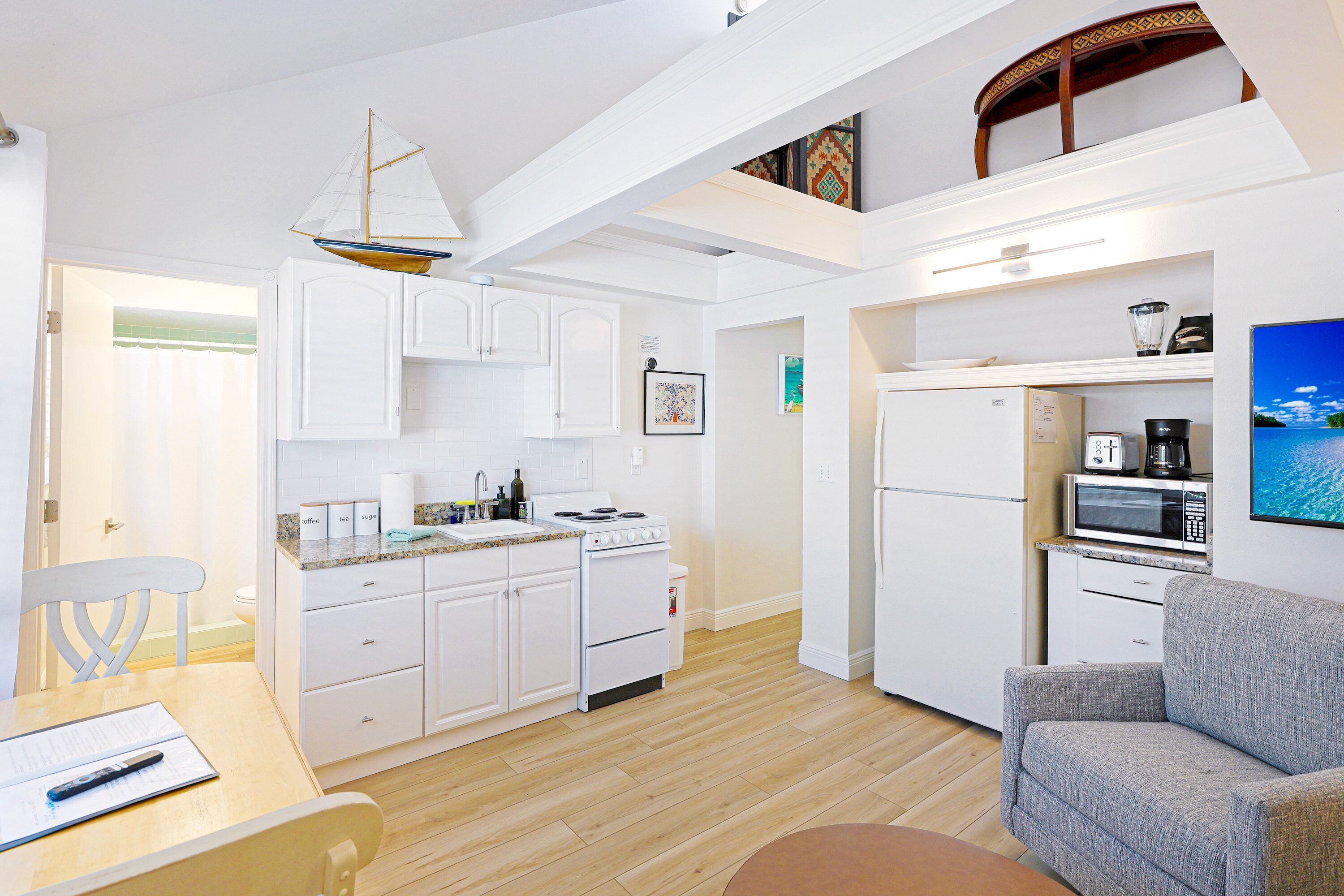 Een koelkast, een microgolfoven, een oven, een kookplaat