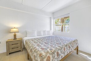 2 sovrum, skrivbord, strykjärn/strykbräda och resesäng