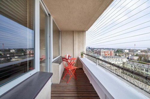Spacious Studio in the Center | Balcony and City View
