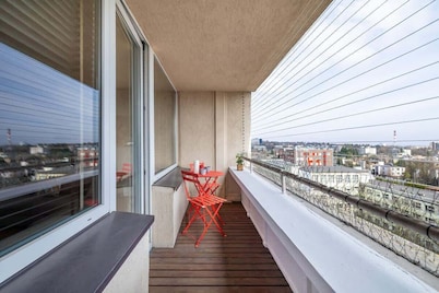 Spacious Studio in the Center | Balcony and City View