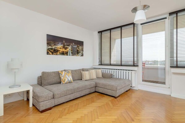 TV - Spacious Studio in the Center | Balcony and City View (Katowice)