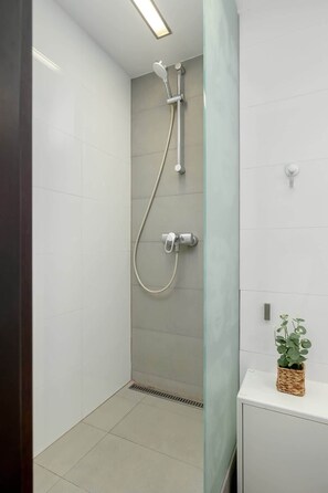 Shower, hair dryer, shampoo - Spacious Studio in the Center | Balcony and City View (Katowice)
