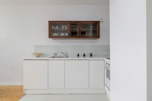 Geladeira, fogão, cooktop, chaleira elétrica