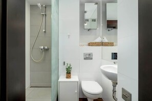 Shower, hair dryer, shampoo - Spacious Studio in the Center | Balcony and City View (Katowice)