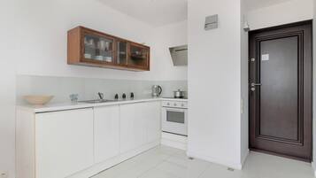 Kylskåp, ugn, spishäll och grytor/köksredskap