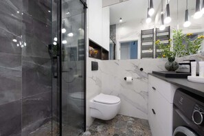 Dusche, Haartrockner, Shampoo