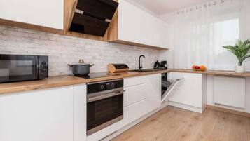 Réfrigérateur, four à micro-ondes, un four, surface de cuisson