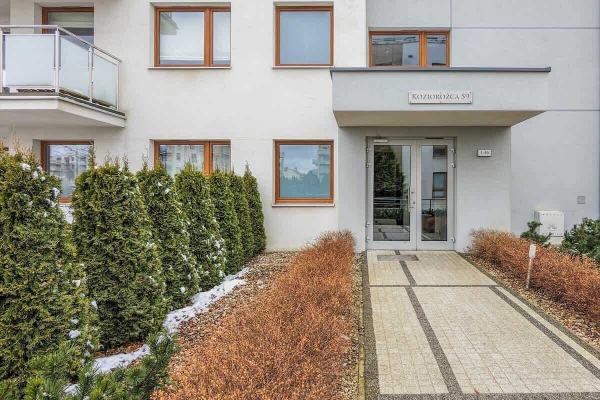 Een modern gebouw met een bord waarop 'KOZIOROŽCA 59' staat.
