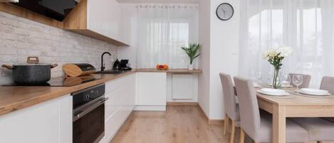 Een koelkast, een microgolfoven, een oven, een kookplaat