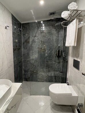 Shower, hydromassage showerhead, hair dryer, bathrobes - The Aramis Galata Hotel (Istanbul)