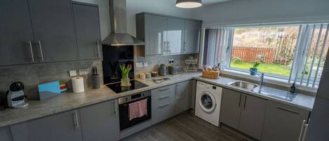 Een koelkast, een microgolfoven, een oven, een vaatwasser