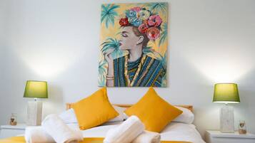 Travel crib, WiFi, bed sheets