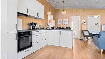 Jääkaappi, astianpesukone, keittoastiat/astiat/ruokailuvälineet