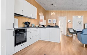 Fridge, dishwasher, cookware/dishes/utensils - Stunning home in Hjørring with WiFi (Hjørring)
