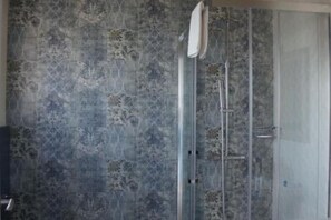 Doccia, asciugacapelli, bidet, asciugamani