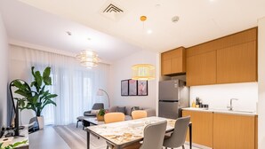 Un apartamento moderno con comedor, cocina y sala de estar.
