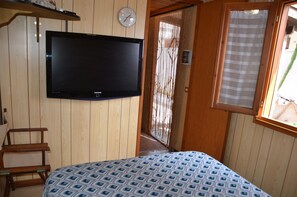 2 bedrooms, iron/ironing board, bed sheets - 2 Bedroom Apartment in Torvaianica (Torvaianica)