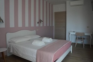 1 Schlafzimmer, Schreibtisch, Reisekinderbett, kostenloses WLAN